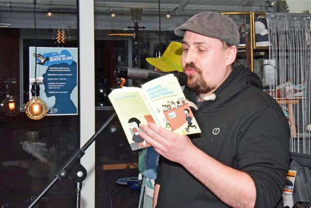 Marcel Ifland liest aus seinem Buch Makaken und andere Katastrophen.
