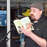 Marcel Ifland liest aus seinem Buch Makaken und andere Katastrophen.