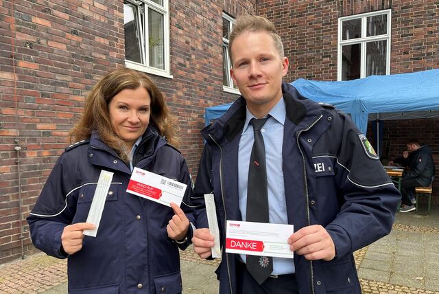 Die Polizisten Nadine H. und David R. stehen mit Typisierungs-Material vorm Polizeipräsidium Recklinghausen.