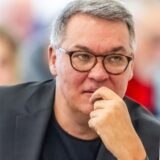 OB Westphal (Bild links), Menschen auf dem Dortmunder Westenhellweg (Bild rechts). Einer Studie der Bertelsmann-Stiftung zufolge, soll Dortmund in Zukunft schrumpfen. Das fährt Oberbürgermeister Thomas Westphal in die Parade, denn er ist sicher: Die Stadt wächst.