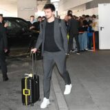 Mats Hummels schiebt einen Koffer.