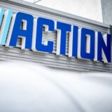 Das Logo der Firma Action hängt am Eingang einer Filiale.
