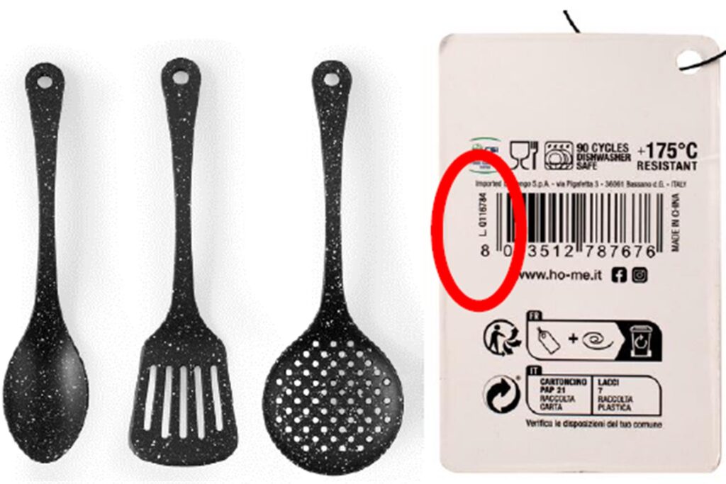 Links sind die drei Teile des Küchenhelfer-Sets von Action zu sehen, für das es eine Rückrufaktion gibt. Rechts daneben ist das Etikett zu sehen, auf dem mit einem roten Kreis die Chargennummer markiert ist.