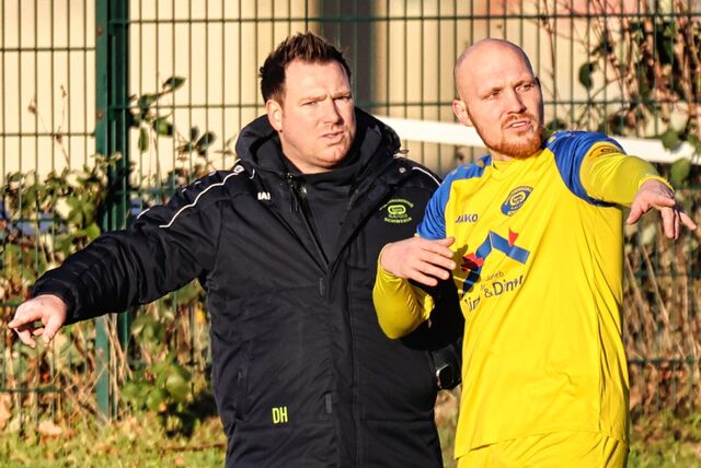Nicht immer einer Meinung sind Trainer und Spieler – wie hier Schwerins Dennis Hasecke (l) und Kevin Wagener (r), was aber auch normal ist.