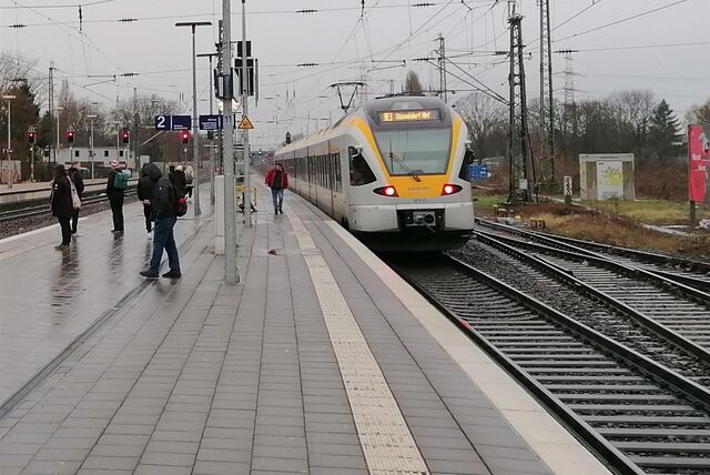 Regionalexpress-Zug der Eurobahn und Reisende auf dem Bahnsteig Gleis 1/2 des Bahnhofs Dortmund-Mengede.