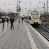 Regionalexpress-Zug der Eurobahn und Reisende auf dem Bahnsteig Gleis 1/2 des Bahnhofs Dortmund-Mengede.