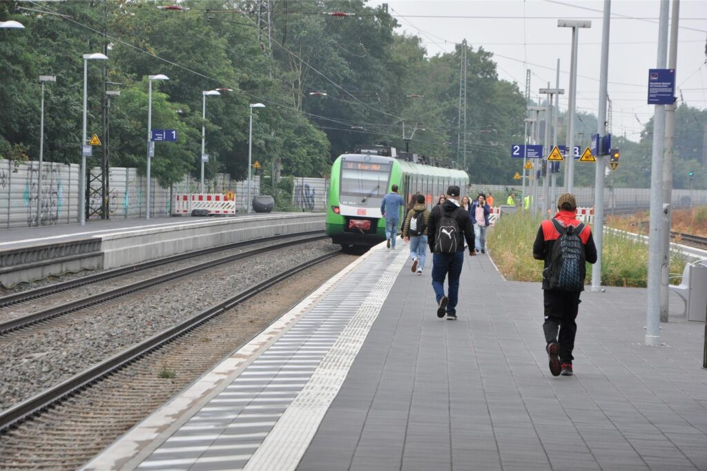 Zug der S-Bahn-Linie 2 und Reisende am Bahnsteig des Hauptbahnhofs Castrop-Rauxel. Zug der S-Bahn-Linie 2 und Reisende am Bahnsteig des Hauptbahnhofs Castrop-Rauxel.