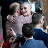 Tessa Ganserer (Bündnis 90/Die Grünen) und Sven Lehmann (Bündnis 90/Die Grünen), Parlamentarischer Staatssekretär für Familie, Senioren, Frauen und Jugend, umarmen sich am Rande der Abstimmung zum Selbstbestimmungsgesetz.