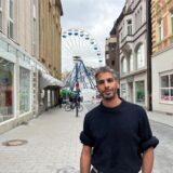Nadeem Camonita steht in der Viktoriastraße, im Hintergrund ist ein Riesenrad zu sehen.