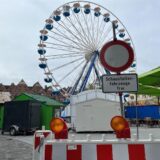 Eine Absperrbarke steht vor dem Castroper Marktplatz, auf dem das Riesenrad für die Frühjahrskirmes in der Altstadt aufgebaut ist.