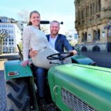 Brautpaar sitzt auf einem Traktor vor dem Rathaus in Recklinghausen.