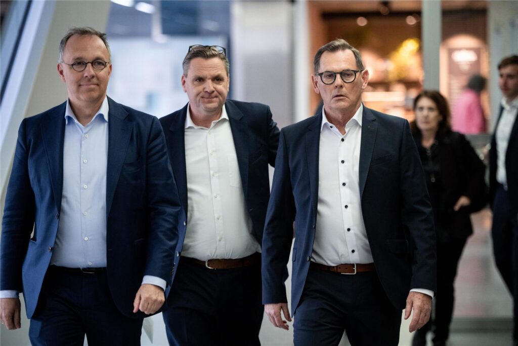 Insolvenzverwalter Stefan Denkhaus (v.l.), CEO Galeria Olivier Van den Bossche und Bernd Beetz gehen zur Pressekonferenz. 