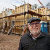 Reinhard Kuhfuß vor seinem aktuellen Holzhaus-Neubau an der Schulstraße in Bergkamen-Weddinghofen.
