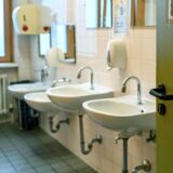 Waschbecken auf Schulklo