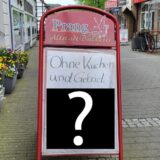 Klappaufsteller Prang Altstadt-Bäckerei in der Steinstraße Recklinghausen. Auf dem Schild steht handgeschrieben Ohne Kuchen und Gebäck, darunter wurde ein schwarzer Kasten mit einem weißen Fragezeichen montiert.