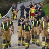 Ein Großaufgebot aus Rettungskräften und Polizeibeamten war am Samstagvormittag vor Ort, als eine Leiche aus der Emscher in Castrop-Rauxel geborgen wurde.
