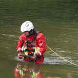 Feuerwehr und Polizei haben am Samstagvormittag eine Leiche aus der Emscher im Bereich Castrop-Rauxel geborgen.