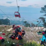 Rettungskräfte helfen den Passagieren einer Seilbahn in der Nähe von Antalya.