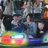Collage: Eine Mutter und ihr Kind hat Spaß im Autoscooter auf der Frühjahrskirmes. Rechts: Ein Symbolbild zum Thema „Kiffen auf der Kirmes“.