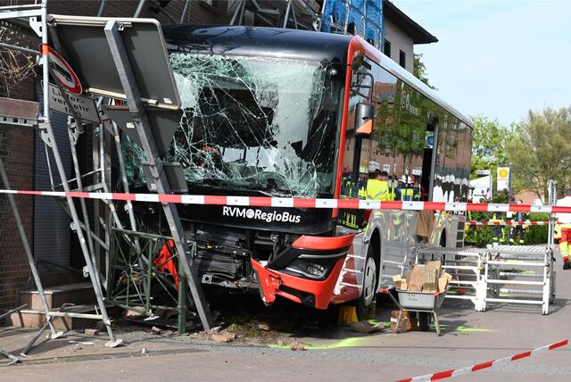 Ein Bus ist in Groß Reken durch den Außenbereich eines Eiscafés gefahren.