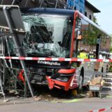Ein Bus ist in Groß Reken durch den Außenbereich eines Eiscafés gefahren.