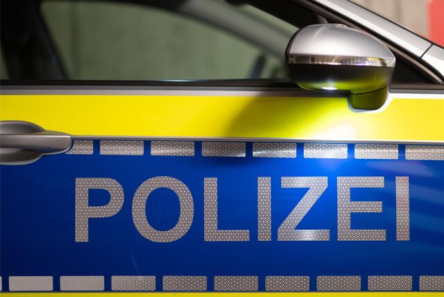 Die Tür eines Polizeiautos mit der Aufschrift POLIZEI.