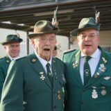 Einen besonderen Applaus gab es für Norbert Westhoff, der bereits seit 75 Jahren dem Bürgerschützenverein angehört  – hier mit dem ersten Vorsitzenden Christoph Wember.