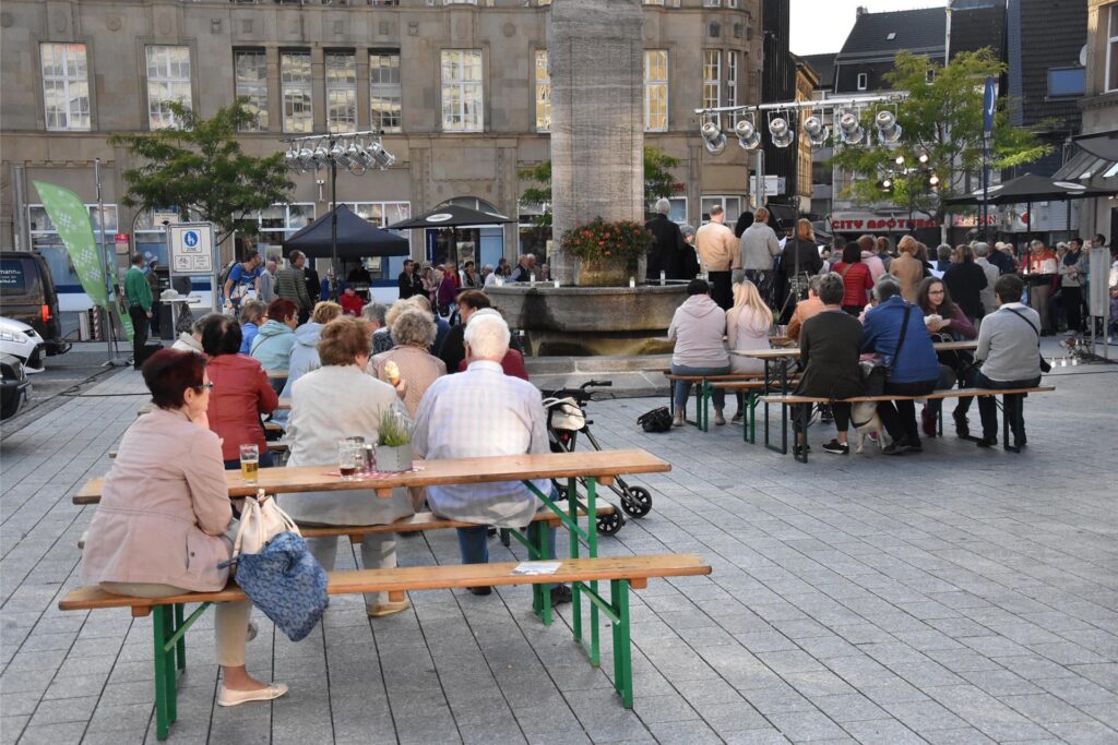 Rund um den Reiterbrunnen begeisterten die Chöre 2018 ihre Zuhörer. So soll es auch am 3. Mai 2024 wieder sein. Rund um den Reiterbrunnen begeisterten die Chöre 2018 ihre Zuhörer. So soll es auch am 3. Mai 2024 wieder sein.