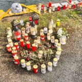 Gedanken am Wasser: An der Stelle, wo ein 31-Jähriger starb, stehen viele Kerzen und sind viele Blumen abgelegt.