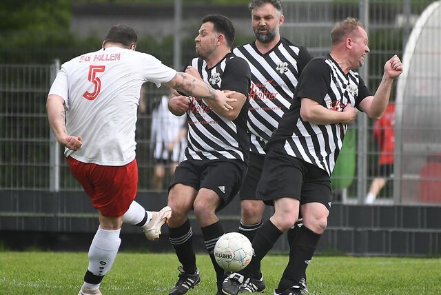In der Kreisliga C3 Recklinghausen zog der TuS Henrichenburg III (9.) gegen SG Hillen mit 1:4 (1:2) den Kürzeren. Für die SG traf Furkan Dinc doppelt. Das 1:1 erzielte Marijo Busic für den TuS.