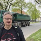 Gleich zwei schwere Lkw mit Erdreich auf einmal rollen hinter Uwe Makel auf der Carl-Duisberg-Straße zum künftigen Industriepark gate.ruhr.