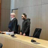 Der Beschuldigte (Mitte) beim Auftakt des Sicherungsverfahren am 15.4. vor dem Bochumer Schwurgericht.