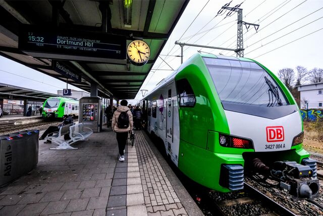 Eine Bahn hält am Hauptbahnhof in Recklinghausen.