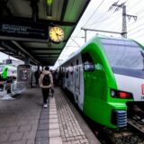 Eine Bahn hält am Hauptbahnhof in Recklinghausen.