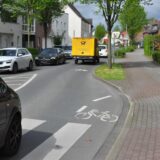 Autos fahren auf dem Nordwall, auf dem die Piktogramme mit Fahrradsymbol aufgebracht sind.