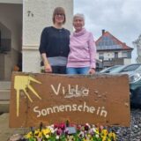 Zwei Frauen der Elterninitiative krebskranker Kinder – Katrin Mika und Roswitha Rabe – stehen vor dem Hauseingang des Elternhauses an der Kinderklinik Datteln.