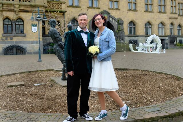 Die Eheleute Stefanie Röser und Danny Haßlinghaus nach ihrer Trauung vor dem Rathaus in Recklinghausen