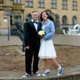 Die Eheleute Stefanie Röser und Danny Haßlinghaus nach ihrer Trauung vor dem Rathaus in Recklinghausen
