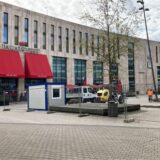 Die Montage zeigt links im Bild eine mit Bauzaun-Elementen umstellte Fläche auf dem Löhrhof (Palais Vest) in der Innenstadt von Recklinghausen, rechts die Grafik eines einer Ritterburg nachempfundenen Spielturms für Kinder.