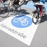Radfahrer fahren über eine Fahrradstraße. In Castrop-Rauxel sollen an verschiedenen Stellen im Stadtgebiet nach der ersten in Pöppinghausen weitere entstehen. Aktuell wird über die Schillerstraße beraten.