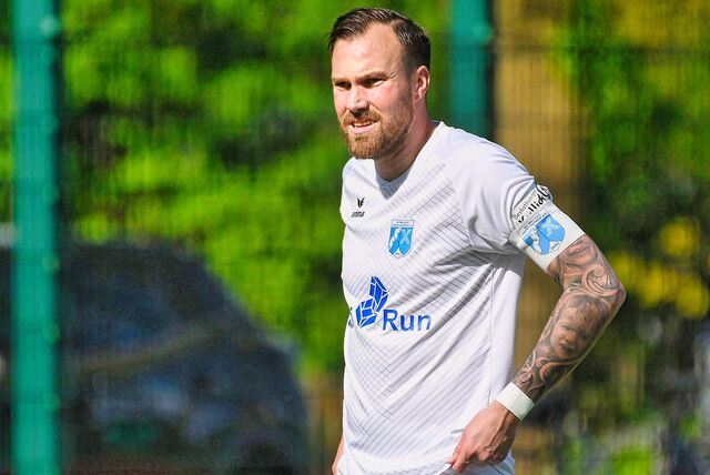 Kevin Großkreutz, Kapitän des SV Wacker Obercastrop, steht bei einem Spiel auf dem Platz.