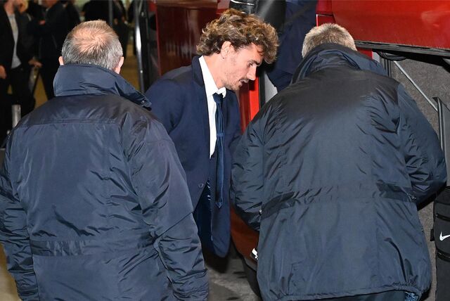 Antoine Griezmann steht vor dem Atletico-Bus.