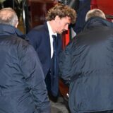 Antoine Griezmann steht vor dem Atletico-Bus.