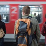 Reisende stehen am 21.05.2015 am Hauptbahnhof in Erfurt (Thüringen) vor einem einfahrenden Zug