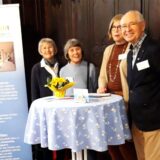 Elke Röder, Margot Urban, Mechthild Pasucha und Horst Urban (von links) stehen neben einem Werbebanner ihres Vereins WohnFairBunt.