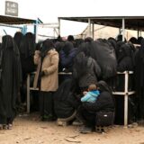 Frauen stellen sich für Hilfsgüter im Lager Al Hol, an.