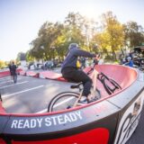Radfahrer fährt auf einem Pumptrack