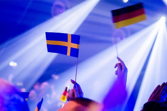ESC-Fans schwingen Schweden- und Deutschland-Fähnchen.