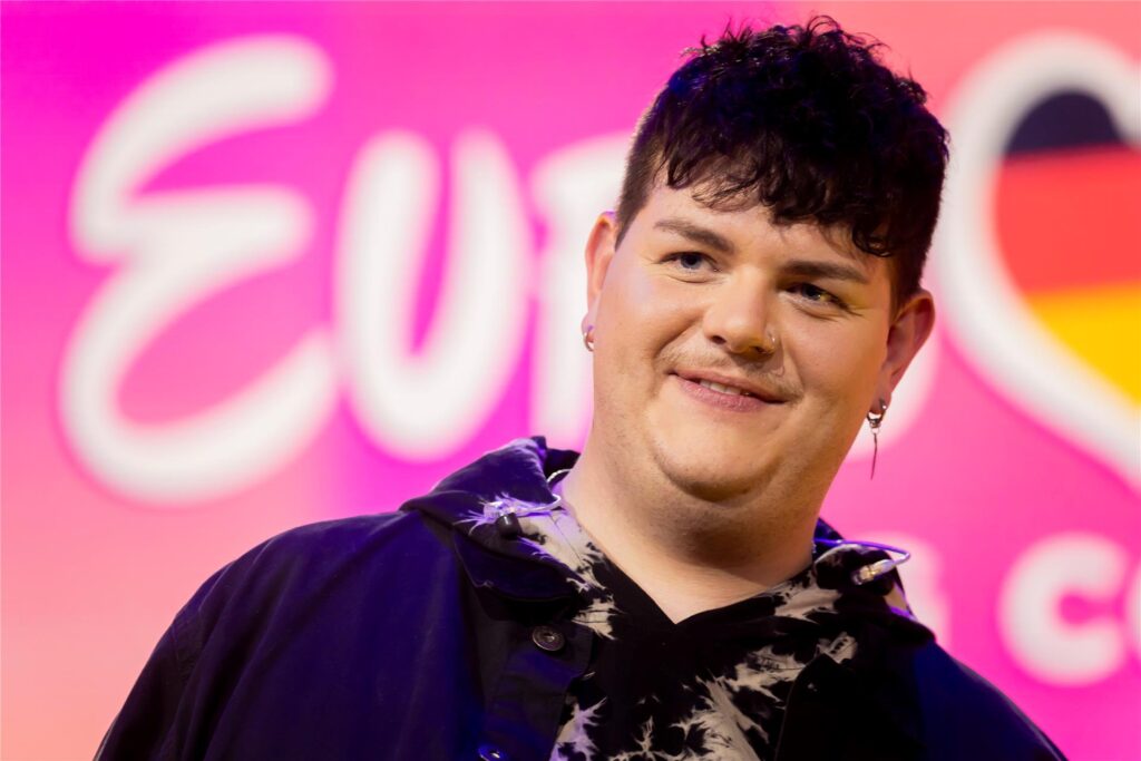 Isaak Guderian, Teilnehmer für Deutschland beim ESC 2024, steht auf der Bühne. Isaak Guderian, Teilnehmer für Deutschland beim ESC 2024, steht auf der Bühne.
