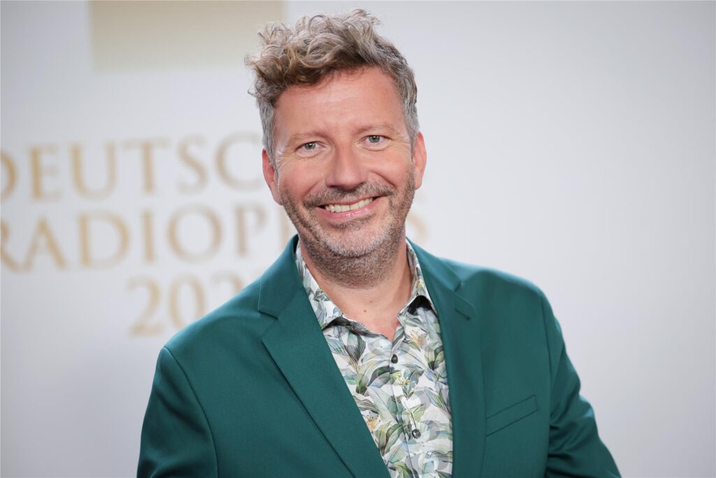 Thorsten Schorn, Kommentator des ESC 2024, steht beim Deutschen Radiopreis vor einer Wand. Thorsten Schorn, Kommentator des ESC 2024, steht beim Deutschen Radiopreis vor einer Wand.